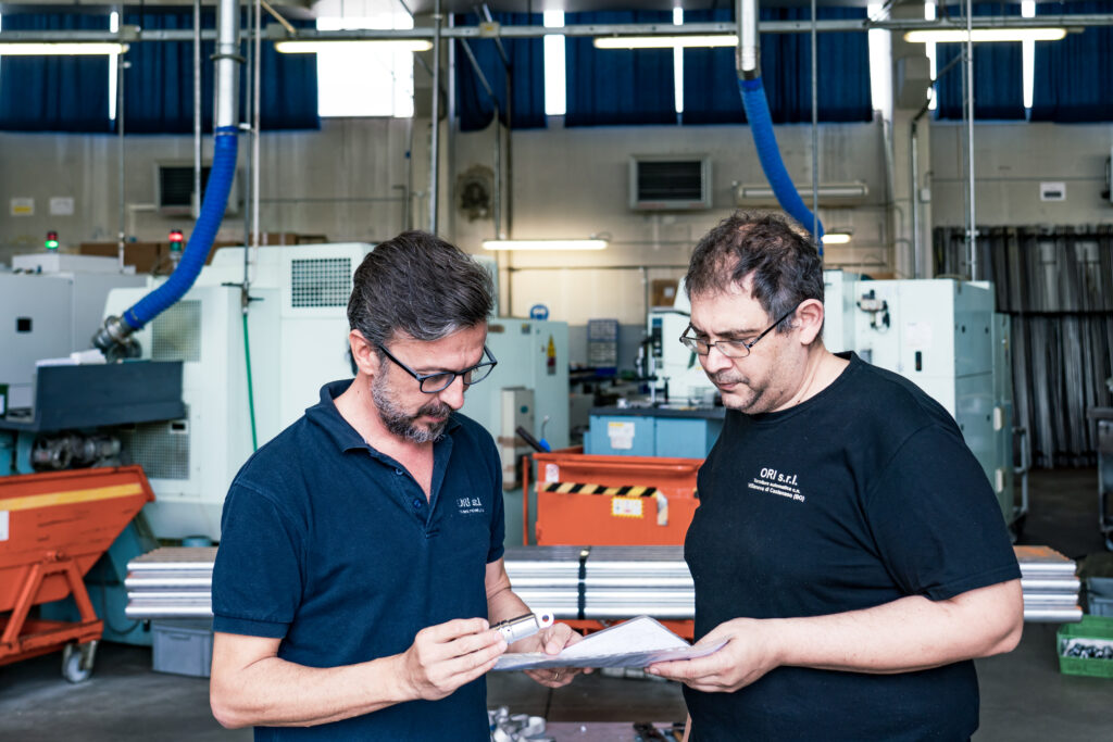 Il team di ORI srl al lavoro - Torneria Bologna